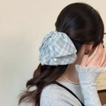 Fermaglio per capelli a fiocco a quadri blu con perla su modella per uno stile elegante - Blu Chiaro