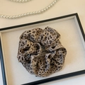 Detail van de dubbellaagse scrunchie met luipaardprint op een displayblad - Licht Koffie Luipaard