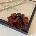 Dettaglio del fermaglio per capelli a fiore in chiffon bordeaux con petali a più strati - 7cm / Marrone