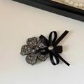 Detailansicht der eleganten Blumen-Haarklammer mit grauen Strasssteinen und Satinschleife - Strass Blume Entenschnabel-Clip