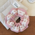 Detail eines rosa karierten Haargummis mit weißer Herzspitze und handgemachtem Label - Rosa Karo