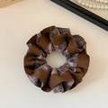 Détail d'un chouchou en satin marron à couches avec motifs violets et tissu texturé - Satin Marron Foncé Patchwork Tie-dye Violet-gris / Café Foncé