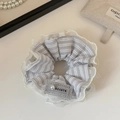 Dettaglio di elastico per capelli a righe grigie con pizzo e perla elegante - Stile con Pizzo e Perla