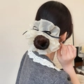 Vista dettagliata dell'elastico in organza crema con fiocco in nastro nero e volant - Elastico per Capelli in Rete Bianco Crema