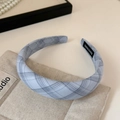 Detail des hellblauen karierten Stirnbands mit handgefertigtem Etikett und weichem Stoff - Blau Schwarz Streifen 3cm