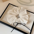 Vista dettagliata dell'elastico in chiffon bianco plissettato con perla, fiocco ed etichetta - Bianco Sporco Plissettato
