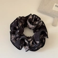 Κοντινό πλάνο vintage scrunchie με φλοράλ σχέδιο, ραφές και απαλή κυματιστή υφή - Μαύρο