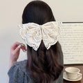 Elegante fermaglio per capelli in pizzo bianco con perle su lunghi capelli mossi - Stile Bohemien Bianco Crema
