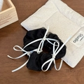 Dettaglio scrunchie in rete nera con fiocchi di nastro bianco e perle eleganti - Rete Nera