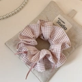 Dettaglio di elastico a scacchi rosa con nastri su borsa di lino per un dolce stile - Quadretti Rosa