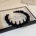 Detalle de diadema de tul negro estilo francés con dientes internos para sujetar el cabello - Negro
