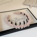 Detalle de diadema de tul rosa con dientes internos para un agarre firme y volumen - Rosa