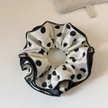 Dettaglio elastico scrunchie in rete bianca a pois neri con bordi increspati e pieghe - Beige a Pois