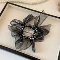 Detail van zwarte mesh bow scrunchie met gestreepte randen en facet geslepen kralen - Randstreep Stijl