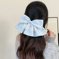 Vue détaillée du nœud à cheveux à rayures bleues et blanches avec bordure en dentelle - Pince à ressort nœud bleu