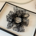 Detail van zwarte polka dot mesh scrunchie met elegante grijze gefacetteerde kralen in doos - Zwarte Zwaan Stijl