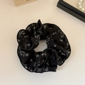 Vista dettagliata di un elastico per capelli in chiffon nero con eleganti fiori bianchi - Nero Floreale