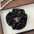 Detalle del coletero de malla negra con motivos florales rosas y lunares blancos - Negro Estampado Doble Capa