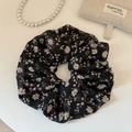 Dettaglio di elastico per capelli a fiori rosa su trama in tessuto chiffon nero - Grande / Nero Stampato