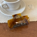 Detalle de la pinza para el pelo carey ámbar con resorte dorado de Barrette La France - Pinza Cuadrada Café Amarillo