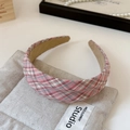 Detailopname van de roze geruite hoofdband met antislip voering van beige suède materiaal - Geribbelde Haarband / Roze