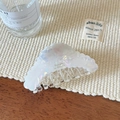 Vista detallada de la pinza para el cabello nacarada con bordes ondulados y grabado francés - Estilo Ola Blanco Iridiscente