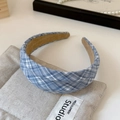 Detailweergave van de blauwe geruite stoftextuur en antislipvoering op de brede haarband - Geribbelde Haarband / Blauw