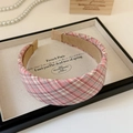 Detailopname van een roze en paars geruite hoofdband op een houten dienblad - Brede Hoofdband / Roze