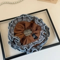 Vue détaillée du chouchou double épaisseur avec bordure en dentelle à rayures grises - Style à Volants Bleu et Marron