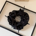 Detalle de coletero de malla con estampado floral y delicados lazos de cinta negra - Malla Negra Floral