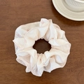 Gros plan d'un chouchou en dentelle beige avec motifs de cœurs roses sur bois foncé - Chouchou Double Couche Rose