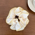 Gros plan détaillé d'un grand chouchou crème avec broderie en dentelle jaune - Chouchou Double Couche Jaune