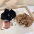 Detalle de coleteros de gasa francesa en negro y marrón con elegantes perlas blancas - Marrón