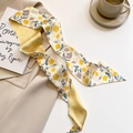 Makroansicht des floralen Musters auf gelbem Seidenschal mit beigem Blazer und Kaffeetasse - 100cmx8cm / Sonnenblume Gelb