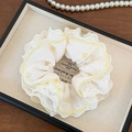 Détail d'un chouchou en dentelle française à pois jaunes et décor de collier de perles - Chouchou Quatre Couches Jaune