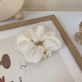 Coletero elegante de organza crema con dijes de perlas para peinados chic - Blanco