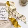 Eleganter senfgelber Polka-Dot-Seidenschal, der über einen beigen Blazer drapiert ist - 100cmx8cm / Gelbe Punkte