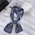 Dettaglio di un foulard in seta blu grigio con stampa gatto e bordo rosso su borsa - Gatto Blu