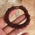 Dark coffee ribbed scrunchie with high elasticity and a glossy semi-cylindrical clip - Brown