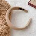 Diadema acolchada de esponja en color beige té con leche y etiqueta artesanal - Color Té con Leche