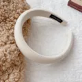 Diadema acolchada blanca de punto acanalado con detalle de etiqueta hecha a mano - Blanco Roto