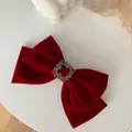 Vista detallada del lazo de terciopelo rojo con un centro cuadrado de strass brillante - Pinza de Resorte de Terciopelo Vino Tinto con Capas