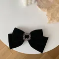 Detalle de un lazo para el pelo en terciopelo negro con un diamante cuadrado central - Pinza de Resorte de Terciopelo Negro con Capas
