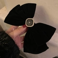 Fermaglio per capelli a fiocco in velluto nero con camelia di perle e cristallo - Nero