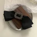 Elegante lazo para el cabello en satén negro con hebilla cuadrada de diamantes de imitación - Clips de resorte
