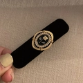 Elegante fermaglio in velluto nero con una rosa vintage dorata e decorazioni di perle - Stile Tulipano Nero
