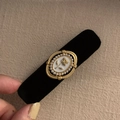 Fermaglio retrò in velluto nero con rosa dorata e cornice di perle sintetiche - Stile Tulipano Bianco