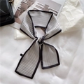 Élégant foulard étroit en soie à rayures noires et blanches noué de façon esthétique - Rayé Bord Noir