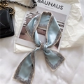 Élégant foulard en satin bleu ciel avec motif dentelle vintage et fini soyeux - Bleu Avec Bord en Dentelle