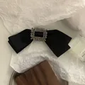 Lazo para el cabello en satén negro con una hebilla rectangular de cristal brillante - Pinzas de pelo pico de pato